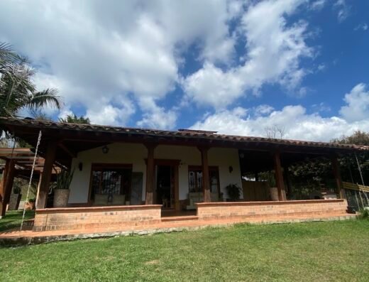 Clínica veterinaria y guardería canina campestre Sagapets