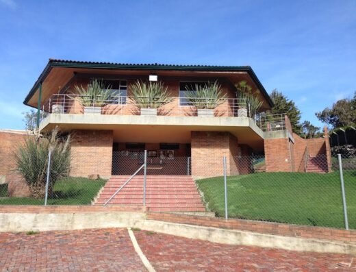 HighLand Colegio & Hotel Canino