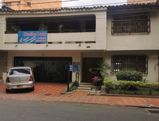 PELUQUERIA CANINA Y CONSULTORIO VETERINARIO HUESITOS LUCKY